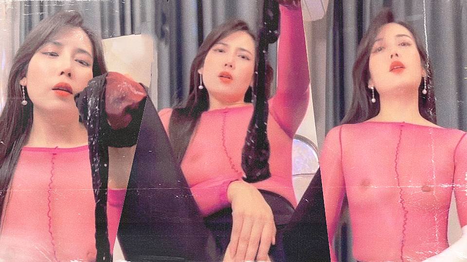 快手福利 超极品轻熟少妇『蝶蝶姐』可甜可御干净粉嫩身材好客厅裸舞自慰丝袜塞逼 (1)